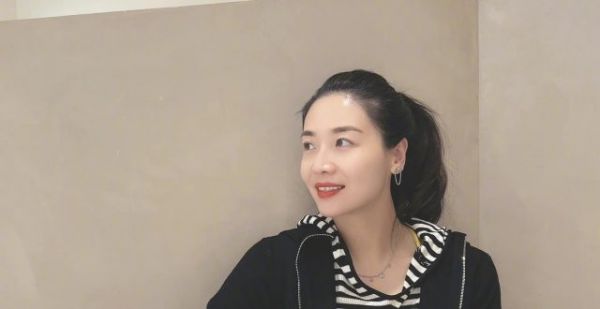 魏秋月的下午茶：一杯冷饮和三本书，打扮十分精致