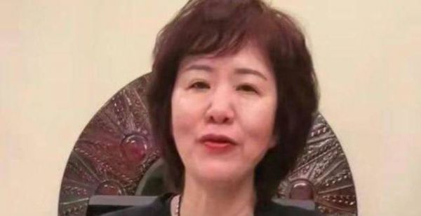 郎平退休生活好惬意，烫蓬松卷换新发色真显年轻，坚持健身太自律