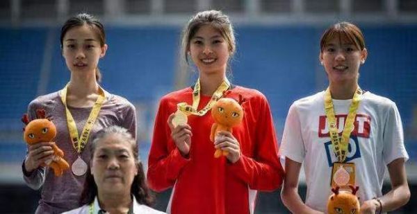 跳高雅典夺冠，女神小将颜值与实力并存，细腰长腿太抢镜