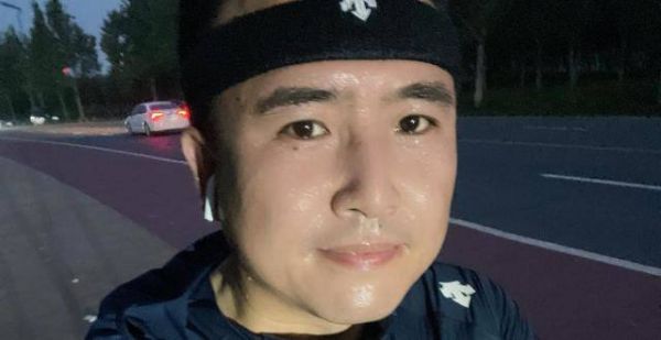 男子跑7200公里瘦60斤变帅小伙：曾胖得靠呼吸机睡觉