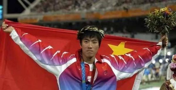 亚洲飞人刘翔：从英雄到“懦夫”，身背10亿赞助合同，他身不由己