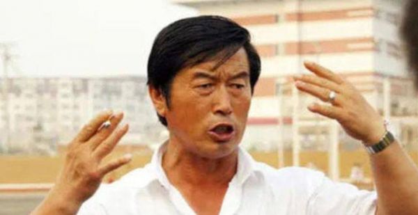 马家军教练离开赛场，靠养藏獒成为千万富翁，70多岁回俱乐执教