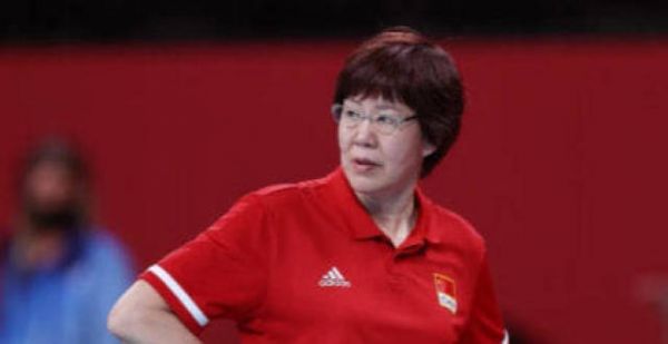郎平退休后变年轻了！抱着混血外孙女笑容满面，将与朱婷在美国重聚