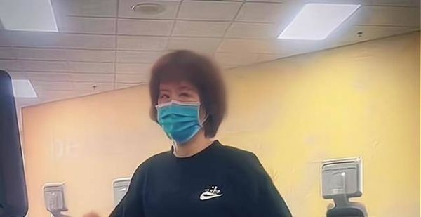61岁郎平健身房暴汗！换发型年轻不少，女排弟子带着美国老公拜访