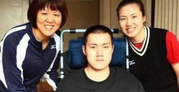 女排冠军照顾瘫痪丈夫5年，为何突然富商？原来竟是因为