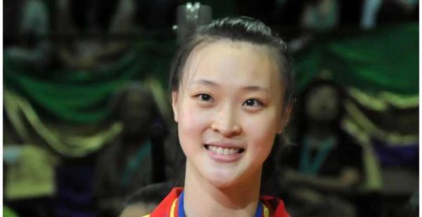 女排名将惠若琪携全家现身！素颜肤白似少女，博士老公带娃显温柔