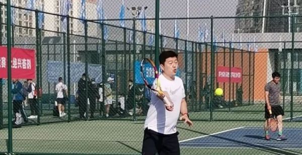 看运｜网球比赛在奥体中心室外网球场拉开幕
