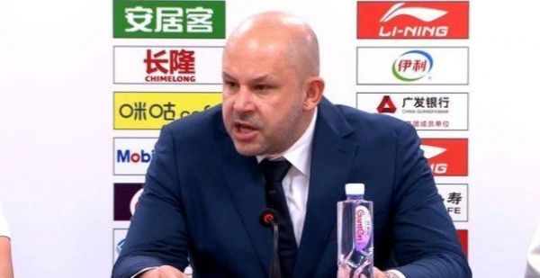 CBA第一阶段比赛结束，北京首钢取得8胜5负，雅尼斯对球队战绩满意