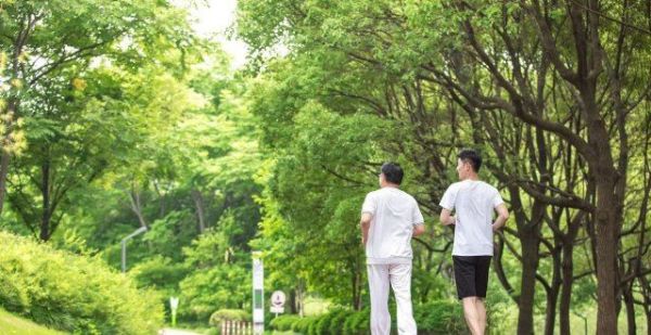 恢复户外运动后，一定要遵循“循序渐进”原则，避免运动损伤