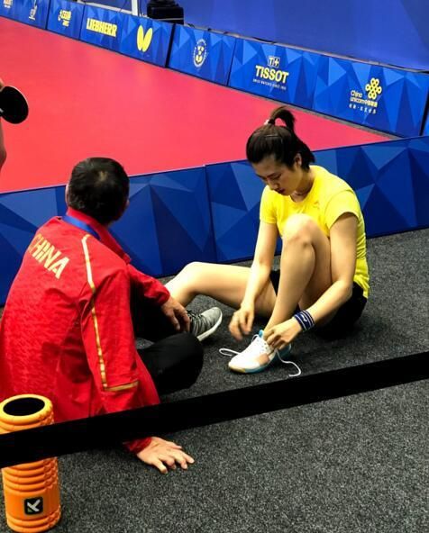 世乒赛女团半决赛 丁宁首盘0-3负香港小将