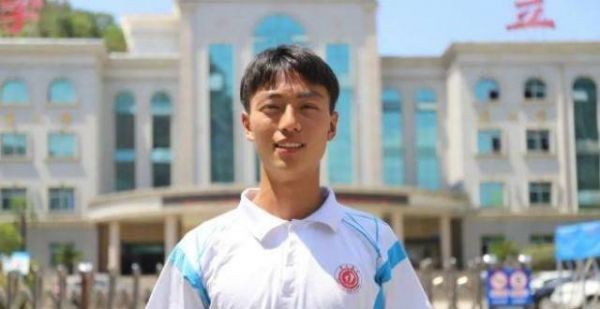 今年被清华录取的十堰男孩，平均两个月磨破一双鞋子