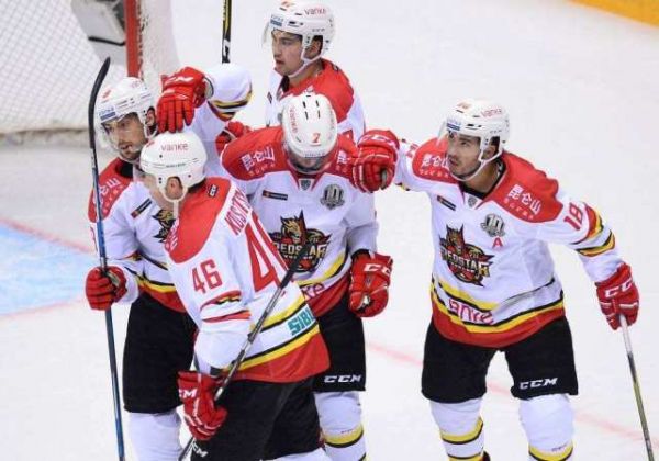 KHL万科龙负强敌却打出精气神 叶劲光扛起队长职责