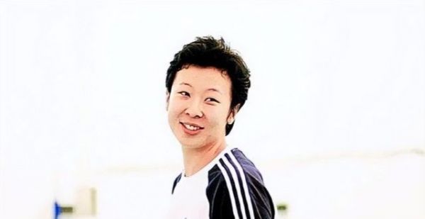 2014年，女排前队长嫁12岁的泰国排球教父，婚后过得如何？