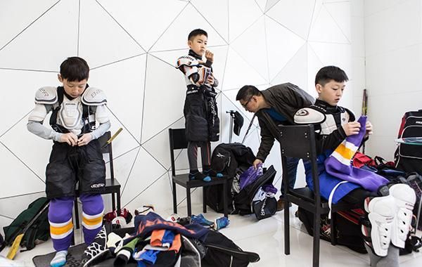 冰球少年的烦恼：场馆稀缺家长出钱建 没好教练只能出国