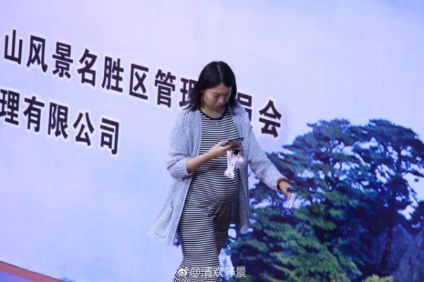 网友曝光国乒李晓霞怀孕照 全锦赛助阵老公健步如飞