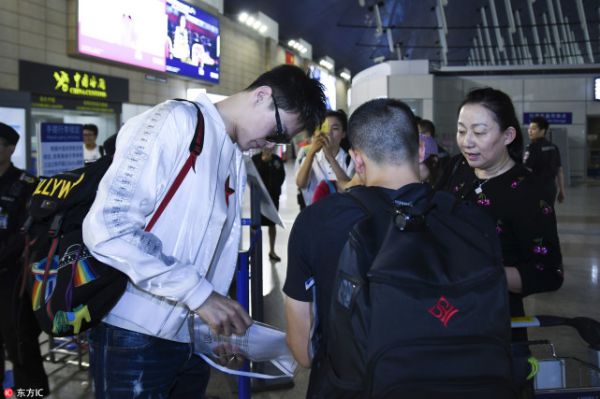 孙杨现身浦东机场启程赴美训练 墨镜遮面气场全开