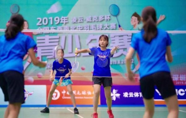 国羽未来之星齐聚鹏城 级羽毛球青少年业余赛事开赛