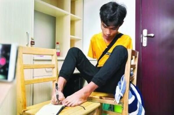湖北无臂青年用脚敲开学校门 曾是全国游泳冠军