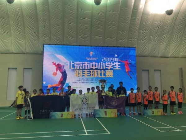 北京中小学生羽毛球赛再创新高 轮椅羽毛球选手现场助阵