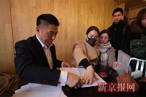 演员马苏现身法院递交诉状 起诉黄毅清诽谤罪