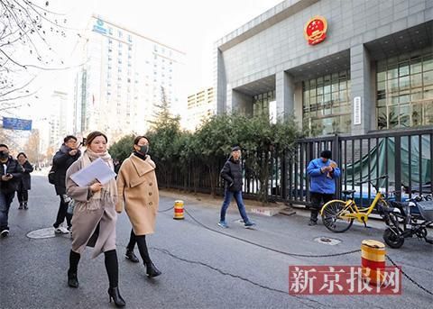 演员马苏现身法院递交诉状 起诉黄毅清诽谤罪