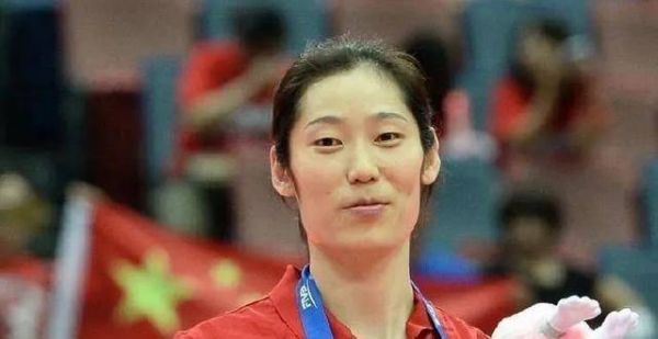 日报官宣喜讯，排球女神朱婷喜获重殊荣，恭喜女排