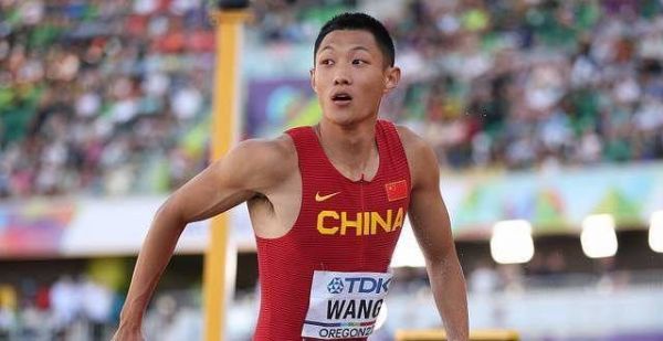 惊天一跳王嘉男！他跟苏炳添师出同门，这位外教也帮助田径又写历史