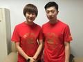 马龙丁宁同穿红喜字T恤合影 遭调侃拍结婚照