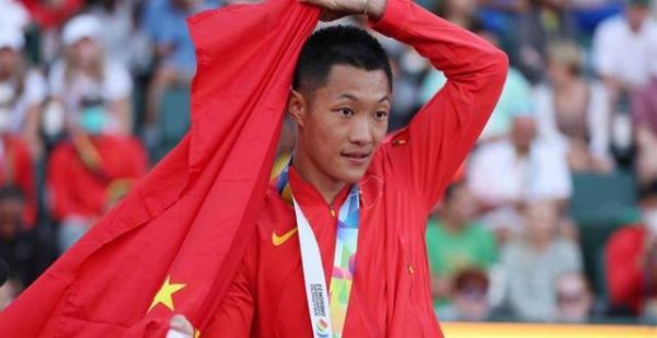 创历史！王嘉男世锦赛逆袭夺冠，摘跳远首金