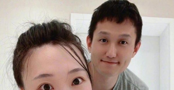 惠若琪晒1家3口全家福！女排女神结婚4，手捧鲜花素颜也很美