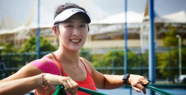 网球英国25K女单：选手荀芳颖晋级八强