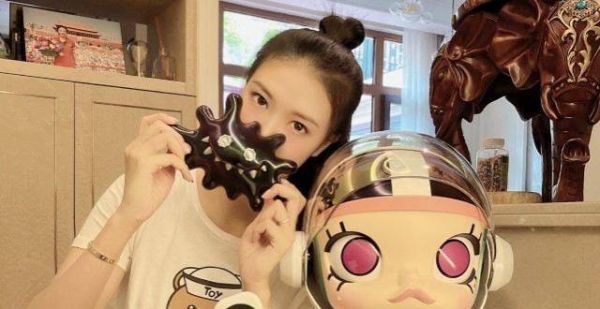 张常宁嫁做人妇真懂事！没忘记自己的妈妈，一家三口合影腿都很长