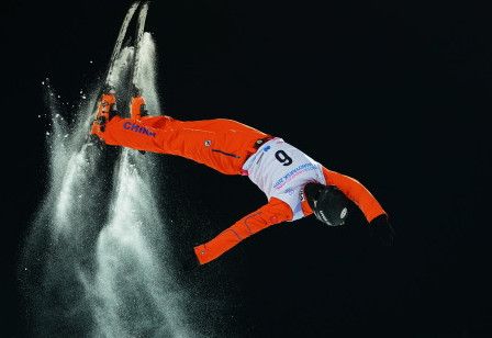 二青会自由式滑雪空中技巧：杨龙啸 时艺丹分获男女自选动作冠军