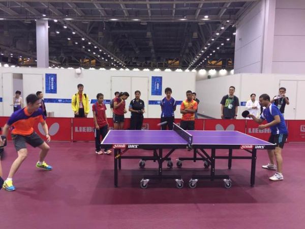 超感人！奥运冠军王励勤为尼泊尔选手当陪练