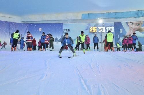 “武林高手”也穿雪板上场 百名华人华侨滑雪过年