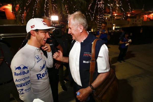 F1赛签名会粉丝尖叫 维斯塔潘与小汉握手言和