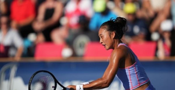 郑钦文首进WTA1000赛8强，逆境下赢球信心得到提升
