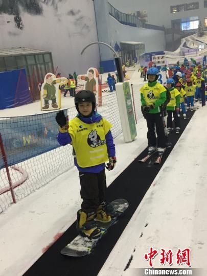 滑雪运动首进体育课堂 哈尔滨2.6万青少年尝鲜
