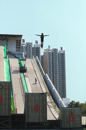 冬季滑雪运动员夏天如何训练？塑料雪道+水池跳水