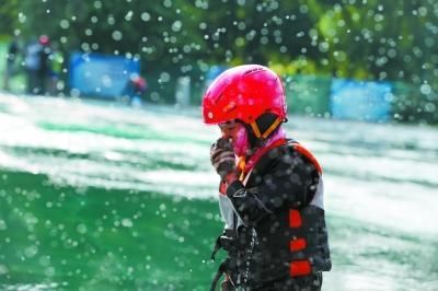 冬季滑雪运动员夏天如何训练？塑料雪道+水池跳水