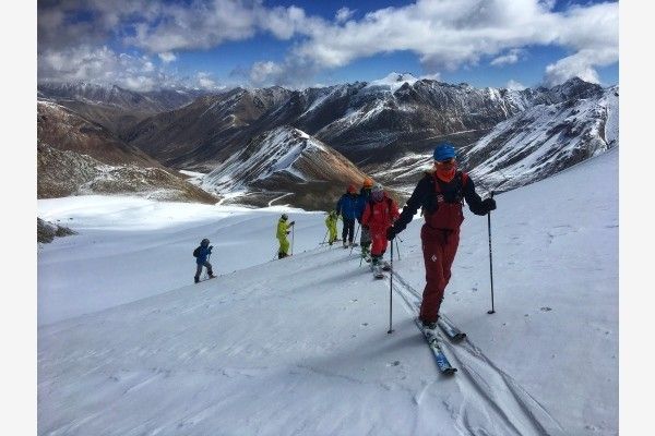 高海拔滑雪登山赛青海揭幕 60余名选手进行极限挑战