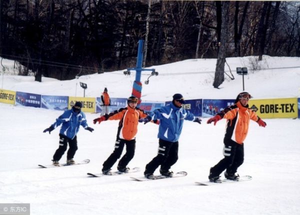 各地滑雪市场升温 唐山市累积滑雪人数超40万