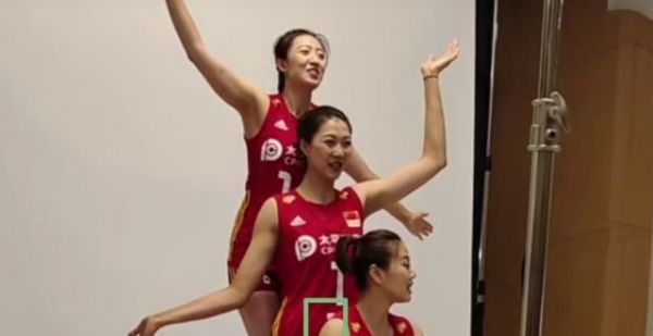 袁心玥穿队长球衣拍照，龚翔宇心情不错，三人是球队基石
