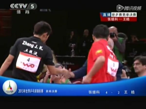 张继科赛后奔上看台 跪谢父母宣泄夺冠压力
