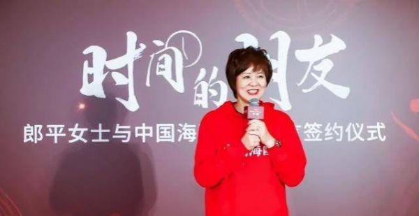 郎平谷爱凌关系好！两代北京妞相聚美国，风头却被美籍女儿抢走