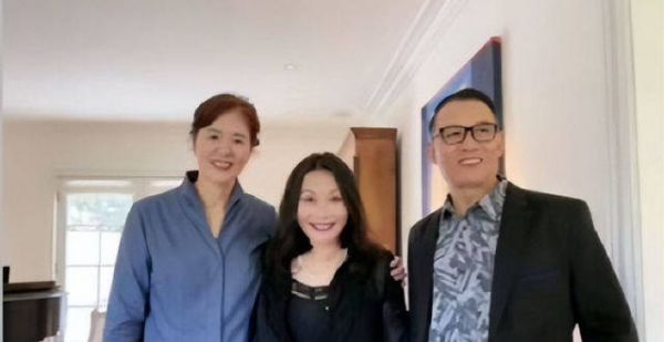 郎平一家与谷爱凌母女相聚，两家一起合影，郎导：是不是有点熟悉？