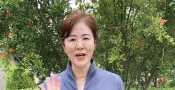 郎平携女儿合影谷爱凌母女，老公陪伴在旁，冠军在美国聚首