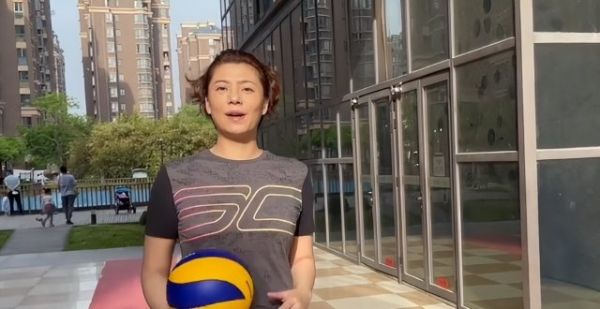 上海女排教练污蔑朱婷：忘恩负义！拿手术当借口，在国外游山玩水