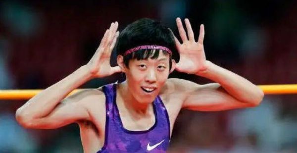 横幅抢镜！张国伟假期不休息，月底参赛，外界力挺：冲击领奖台