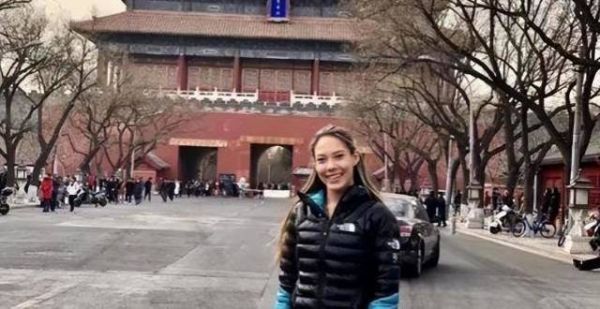 谷爱玲母女与郎平母女在国外参加聚会，双方的穿搭形成强烈对比